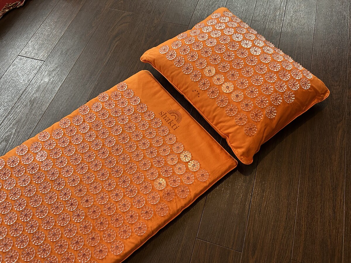 痛い、でも気持ちイイ⁉睡眠肩こり改善で話題『シャクティマット』を