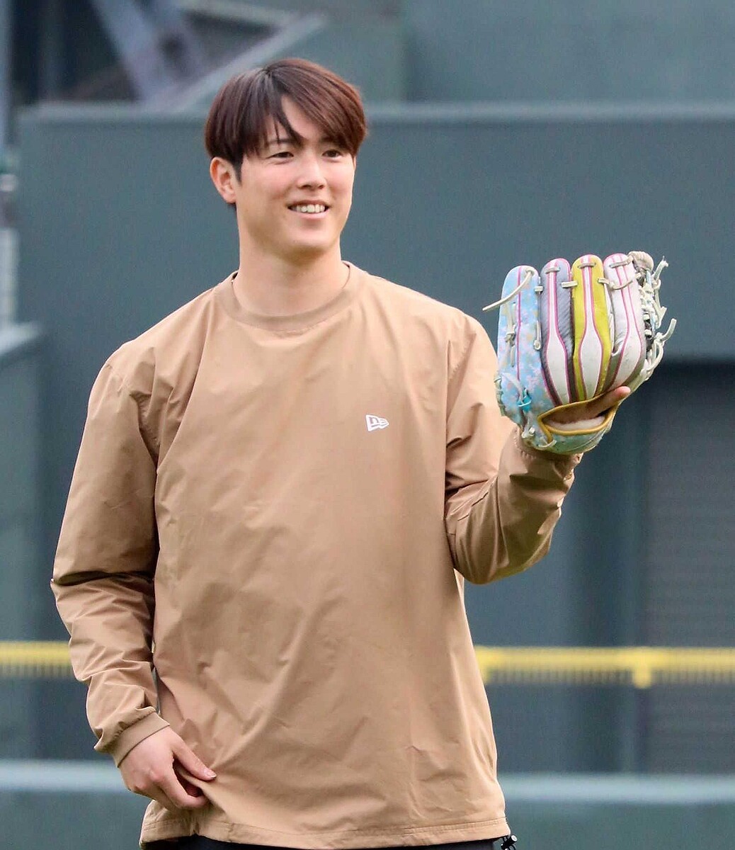 キャッチボール中に笑顔を見せる森下(撮影・市尻達拡)