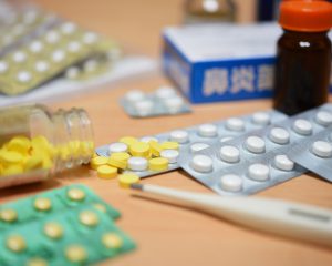 いまや堂々たる寝たきり大国に？「おせっかい医療」の日本