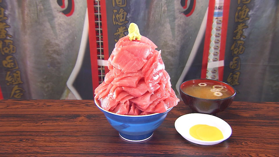 12月9日放送の「ヒューマングルメンタリー オモウマい店」に登場する青森・浅虫温泉「鶴亀食堂」の「キハダマグロ丼(中)」(中京テレビ提供)
