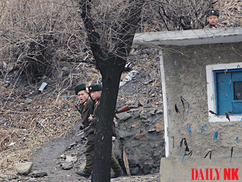 中朝国境を警備する北朝鮮兵士（デイリーNK）