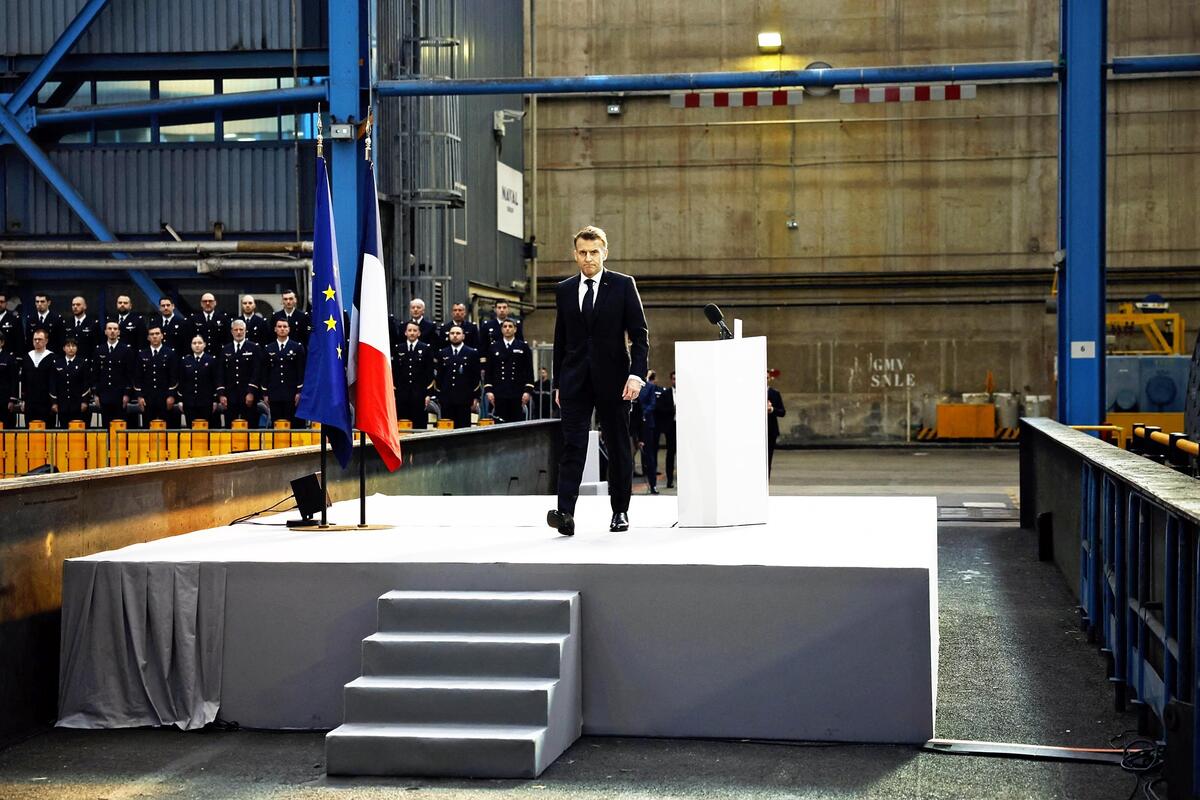 海軍基地の原子力潜水艦で演説スピーチしたフランスのマクロン大統領（２日）＝ロイター