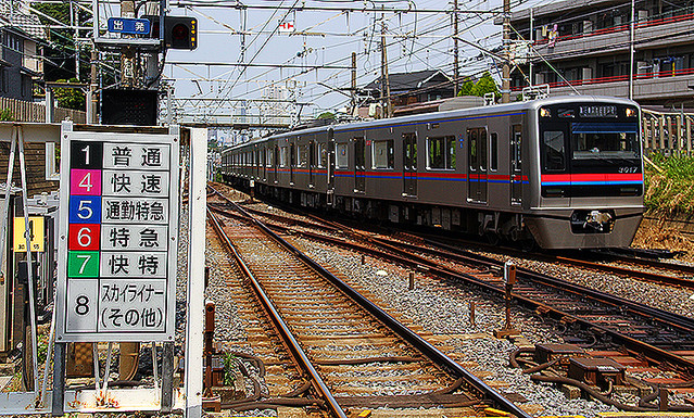 京成電鉄の列車種別標識がおもしろい！ 色と番号で分けて速度も表示
