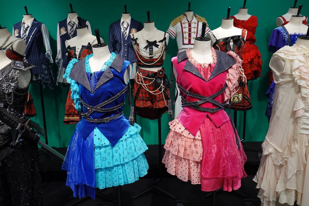 AKB48の大衣装展が大丸東京店で開催中！旧AKB48劇場ロビーのライトなど