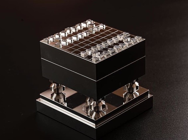サイズは1 4 素材は超々ジュラルミン 職人のワザが光る超レア将棋盤 駒 ライブドアニュース