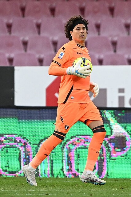 スピード重視の守護神！NIKEのスパイク「マーキュリアル」を履く一流GK