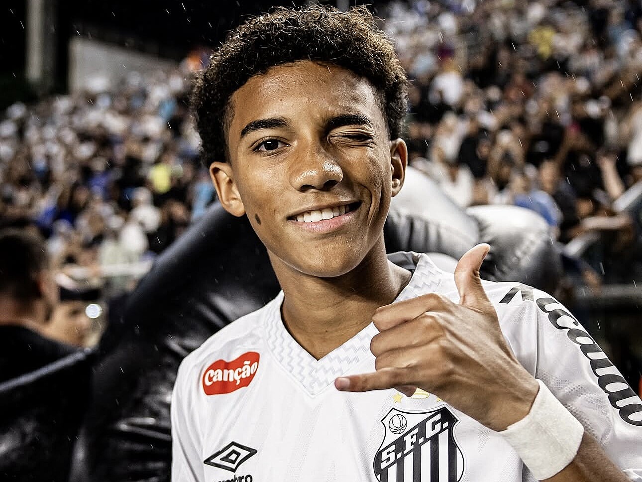 ロビーニョ、元ブラジル代表、サイン入り サントスFC時代のユニホーム 僕は最低賃金でプレーする」月給190円!? 元ブラジル代表の“10番”が異例