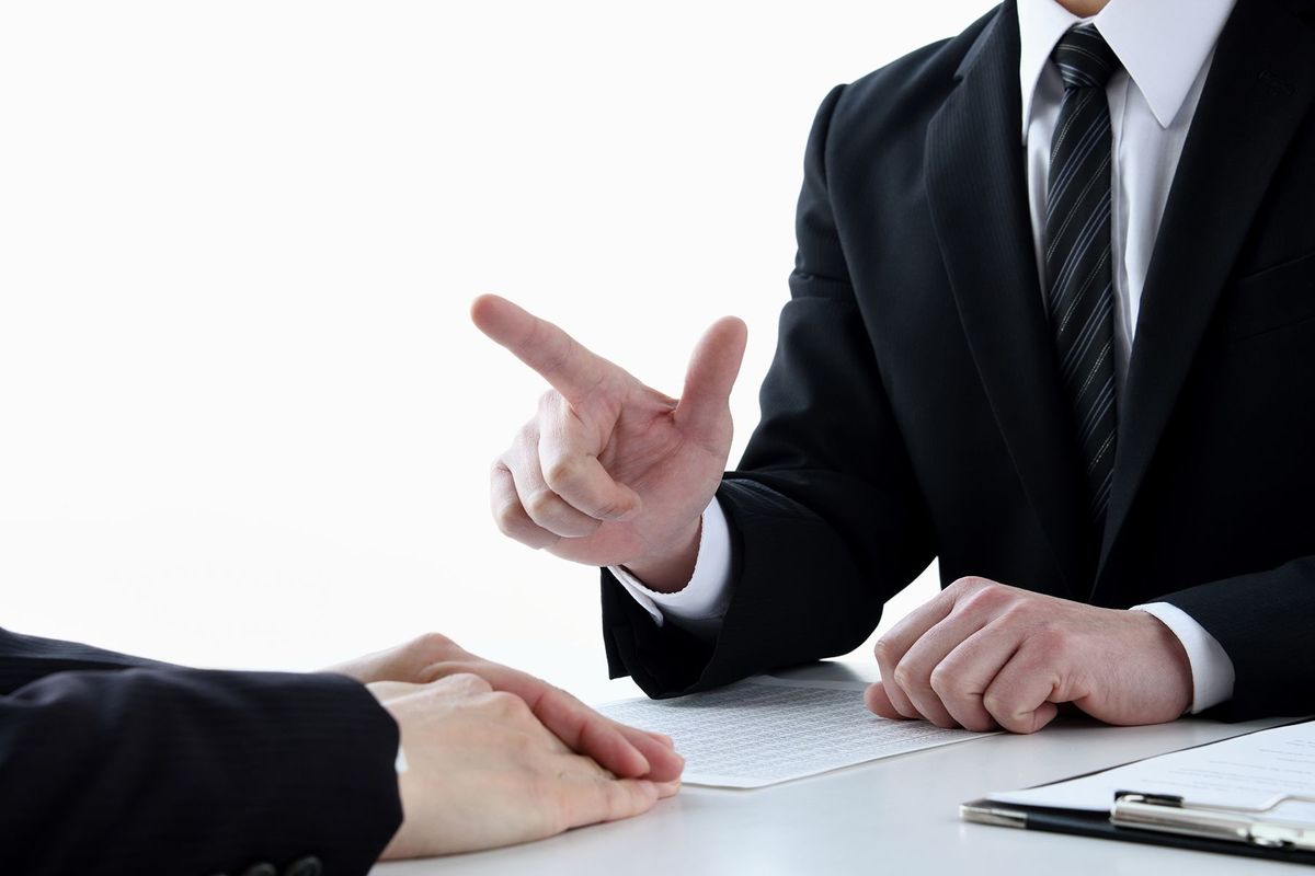 指をさすビジネスマン