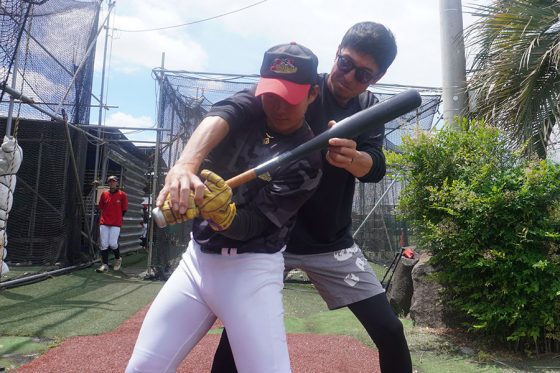 打撃指導をする元楽天・森田丈武さん【写真：尾辻剛】