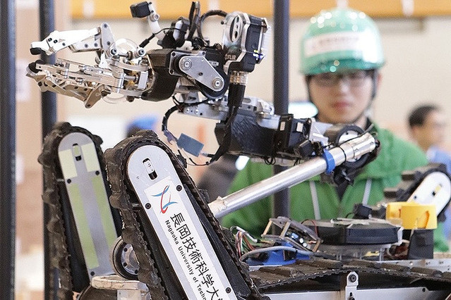 優勝した長岡技科大のレスキューロボット「R-5.0」(アールファイブ)