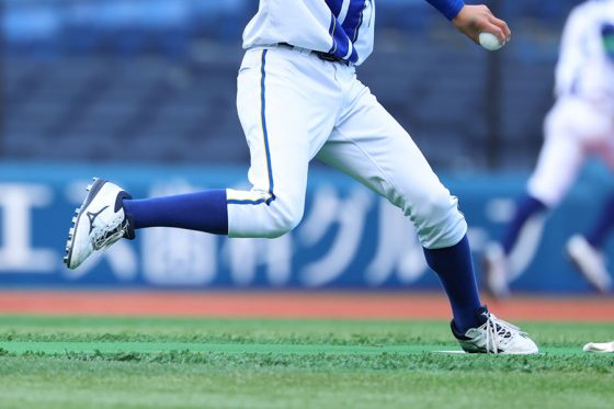 軸足で“押し込める”投球フォームが身に付くドリルとは（写真はイメージ）