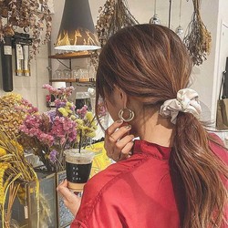 プラスするだけでヘアアレンジの質が高まる 3coins 優秀ヘアアクセ３選 Peachy ライブドアニュース