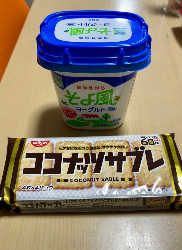 ヨーグルトに日清シスコのロングセラービスケット「ココナッツサブレ」をぶっ刺して一晩寝かせると…チーズケーキになる！？（いずれも提供写真）