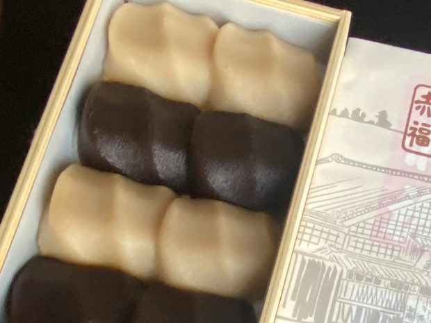 伊勢土産の定番「赤福」が2021年から新たに販売を始めた新名物「白餅黒餅」