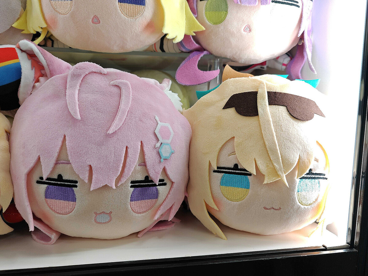 フリューよりホロライブの「ひっかけフィギュア」、「寝そべり