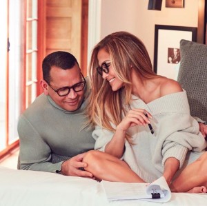 今夏の豪華挙式を計画していたアレックス&ジェニファー(画像は『Jennifer Lopez 2019年11月15日付Instagram「Making our Christmas list and our new collection with @quayaustralia is at the top!」』のスクリーンショット)