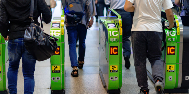 不正乗車の被害額は自動改札機の導入で激減したが…（imageteam / PIXTA）