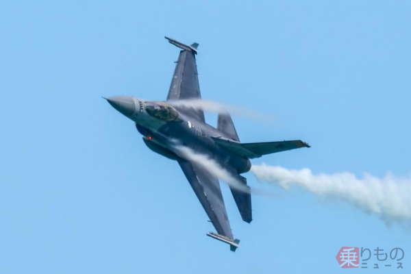 スモークを引いて低空を旋回するシンガポール空軍のF-16戦闘機。(布留川 司撮影)