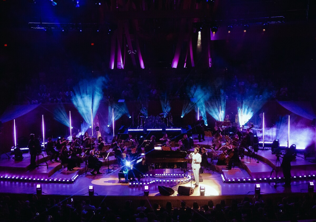 YOSHIKI × ジョシュ・グローバン、「Forever Love」ライブ音源を配信リリース。米ウォルト・ディズニー・コンサートホールでの共演を作品化