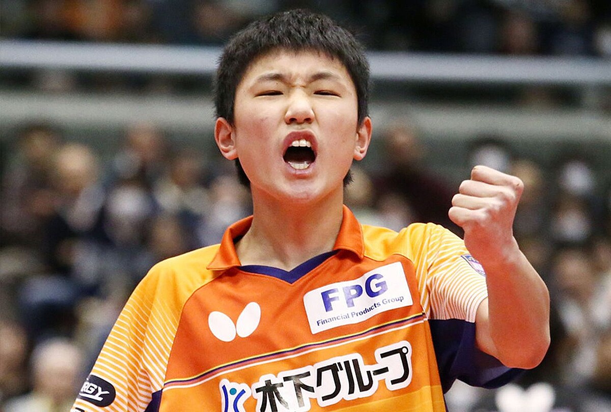 卓球全日本選手権最終日、決勝でポイントを奪い、雄たけびを上げる張本智和＝東京体育館（共同通信社）