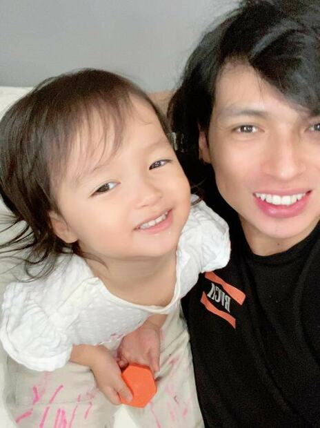 アレク 娘が泣くと飛んで駆けつけてくる妻 川崎希に まじ心配しすぎだよ ライブドアニュース