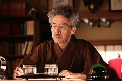 実写「サザエさん」70代の伊佐坂先生、小説家を引退!?