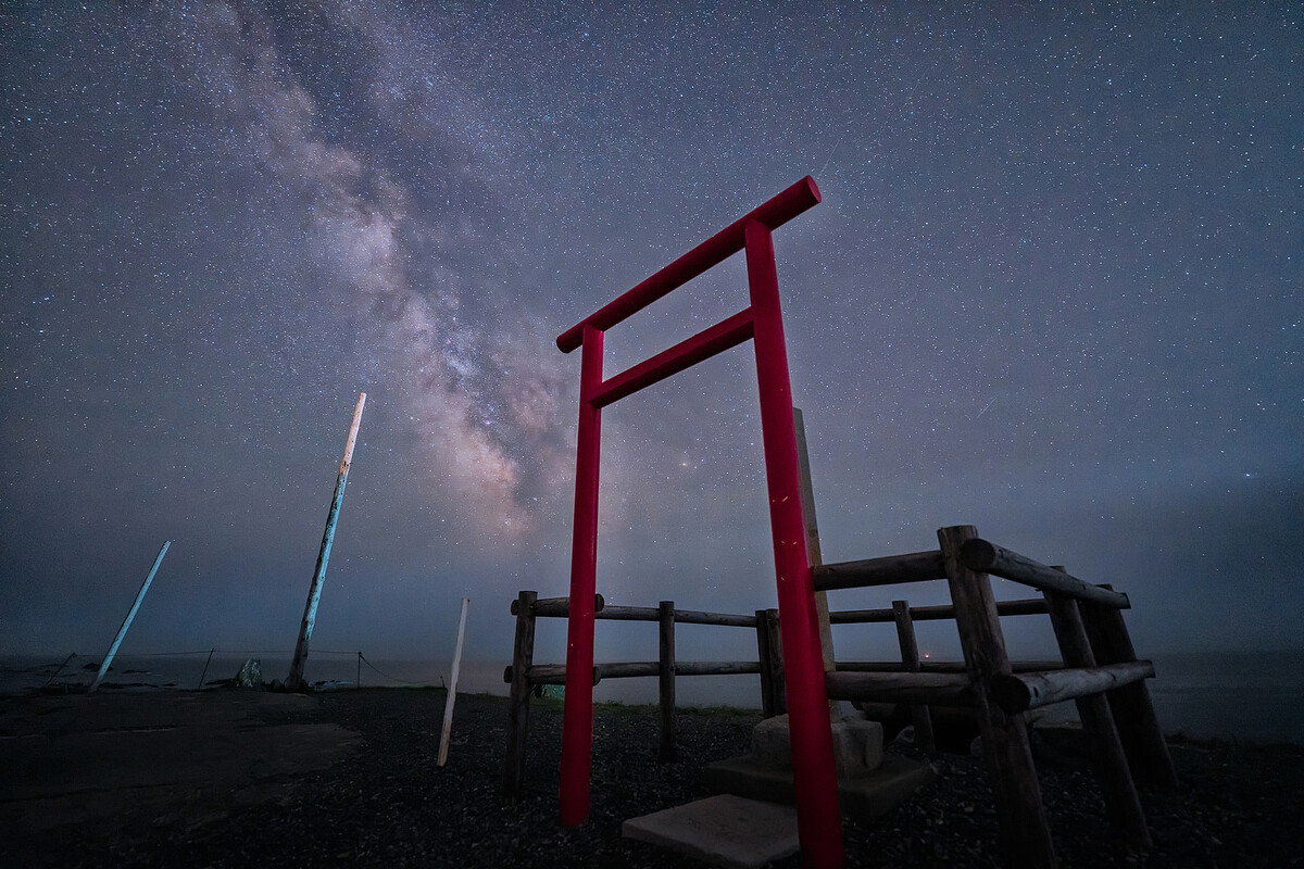 襟裳岬。この場所は風の強さが有名でこの日も強風が吹いていたが、三脚の剛性は問題にならなかった。灯台の光が地上風景を照らす環境だったが、気にせずに長時間露光をする方が不思議と自然に描写できたニコン Z8/NIKKOR Z 14-24mm f/2.8 S/14mm/マニュアル露出(F2.8、15秒)/ISO 8000/WB:晴天