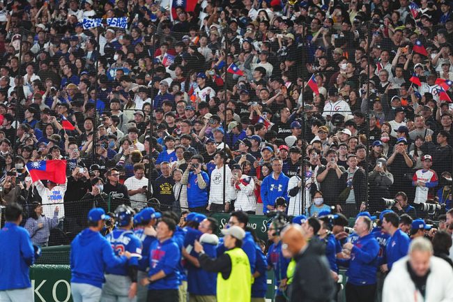 韓国に勝利を収め喜ぶ台湾ナインと観客【写真:小林靖】