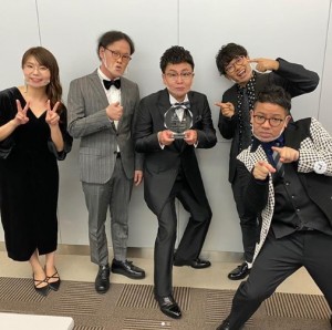 受賞を喜ぶよしもとメガネ選抜(画像は『ミキ昴生 2020年10月27日付Instagram「メガネベストドレッサー賞!!」』のスクリーンショット)