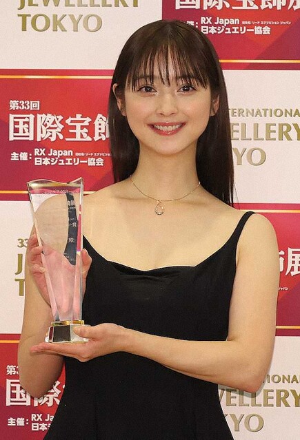 佐々木希 夫・渡部の質問に「答えちゃいけないって言われて…」 大胆ドレスで表彰式出席 ライブドアニュース