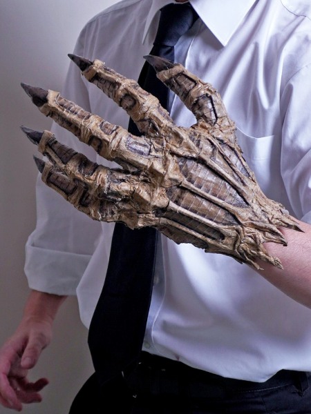 悪霊退散！「ぬ〜べ〜」の鬼の手をダンボールで制作　可動式の驚きファンアート