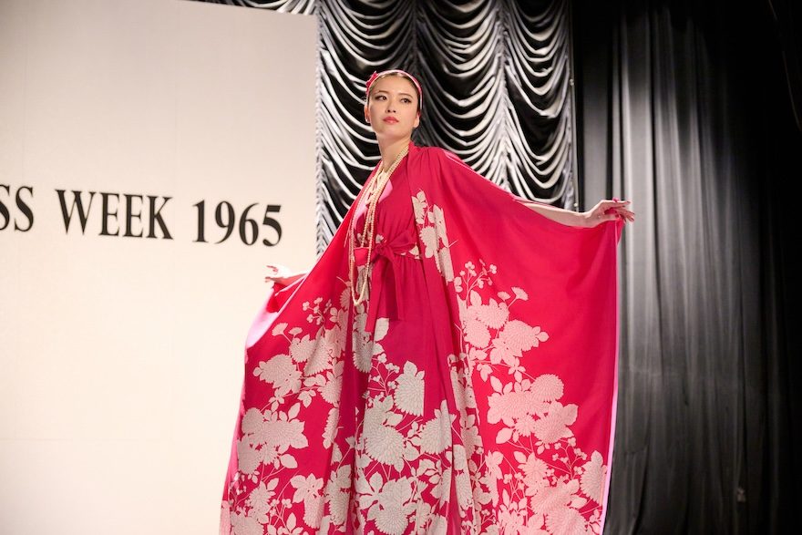 森英恵さん生誕100周年記念ドラマ、場面写真9点を先行公開！伝説の“菊のパジャマドレス”も