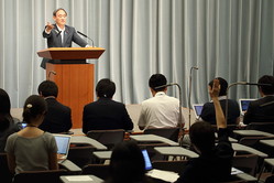 官房長官会見で挙手する東京新聞社会部の望月衣塑子（いそこ）記者（写真右、2017年6月撮影）