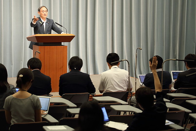 官房長官会見で挙手する東京新聞社会部の望月衣塑子（いそこ）記者（写真右、2017年6月撮影）