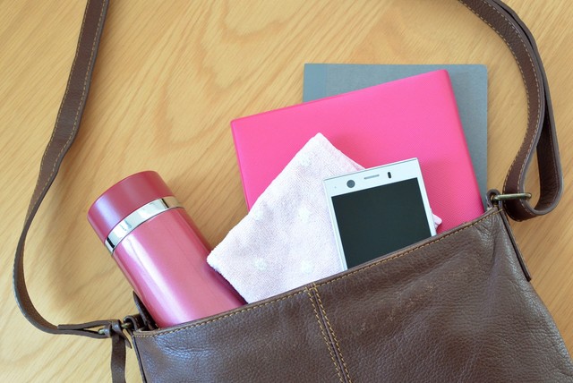 普段ハンカチを持ち歩いてる? ※画像はイメージです(photoAC)