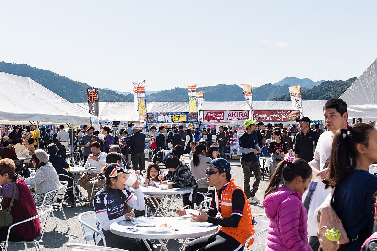 福井県美浜町で開催「鯖サミット」数万人が集まる注目のフードイベントの見どころをサバジェンヌがナビ!