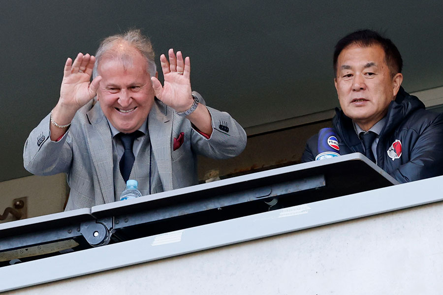 ジーコ氏と試合観戦をする鈴木満フットボールアドバイザー【写真：アフロ】