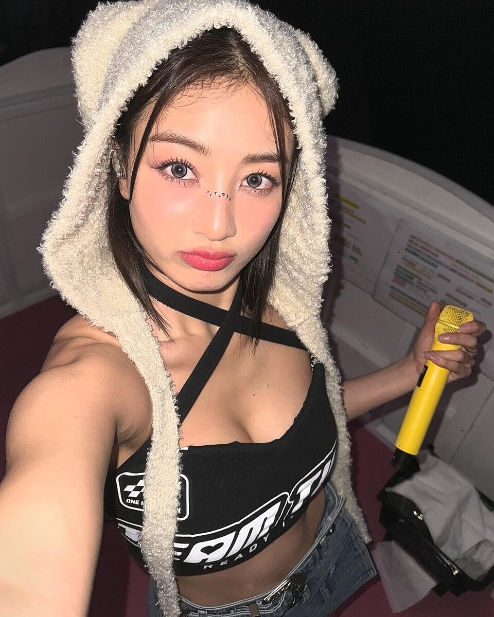 TWICE ジヒョ、大胆な衣装に視線釘付け…新年を迎え可愛すぎる記念