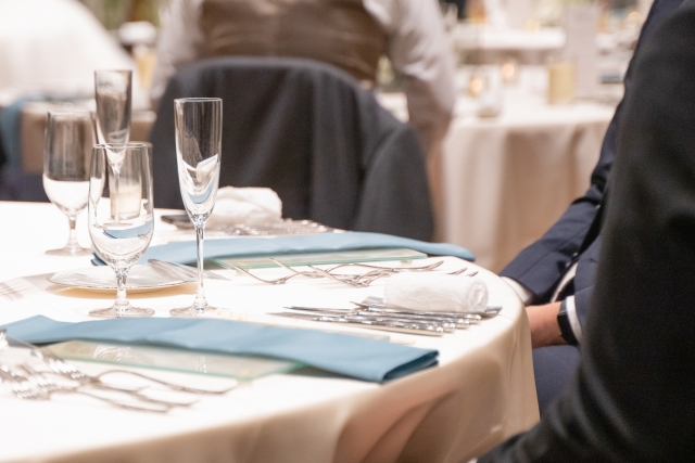 「私の結婚式に幽霊がでました」招待客2人が「来てたよ」と報告、その正体は……　ある男性の回想