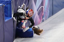 10日（現地時間）、イタリア・ミラノのアイススケートアリーナで行われたショートトラック混合2000メートルリレー準決勝で、韓国代表チームのキム・ギルリと米国の選手が衝突している。 キム・ジョンホ記者