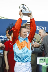 �������٥쥹�Ȥ�������Z.�ѡ��ȥ󵳼� (C)Australian Turf Club