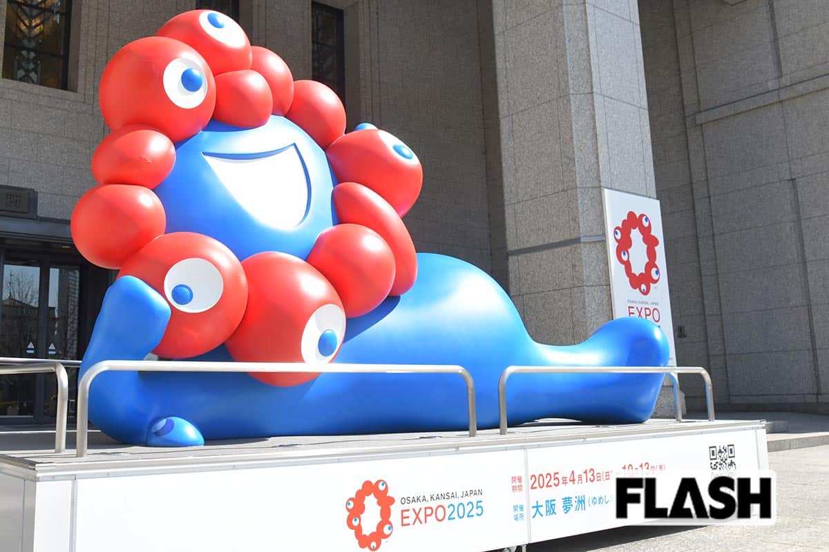 大阪市役所前に設置された「ミャクミャク」のモニュメント。傷は同じ色のテープで隠されていた(写真・馬詰雅浩)