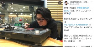 レコードをかける伊藤健太郎(画像は『【毎週月曜深夜3時〜】伊藤健太郎のオールナイトニッポン0(zero) 2020年1月17日付Twitter「新年1発目の #伊藤健太郎ann0 では、久々にレコード復活」』のスクリーンショット)