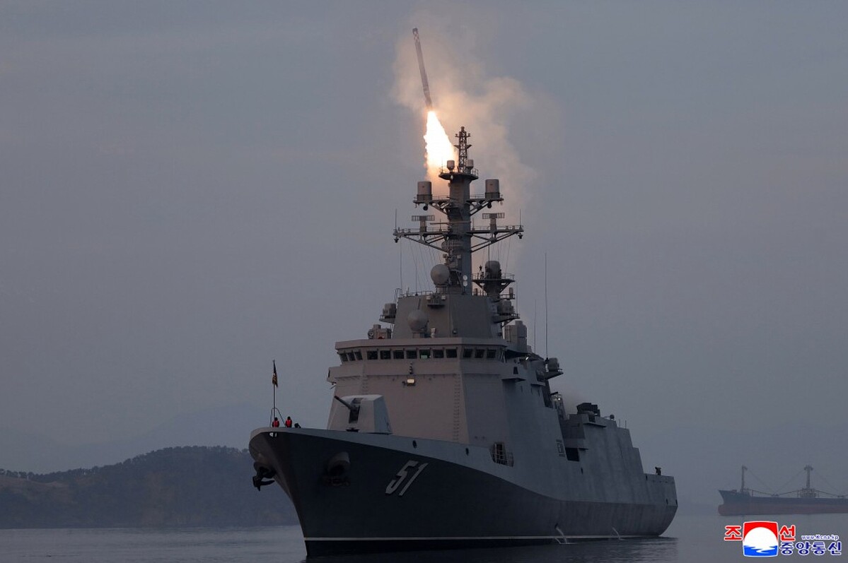 戦略巡航ミサイルを試射する北朝鮮の駆逐艦「崔賢」号(2026年3月11日付朝鮮中央通信)