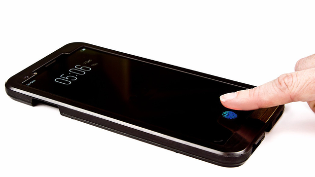 OLEDディスプレーの上に指をあてて指紋認識ができるVivoのスマホ試作機(シナプティクスのツイッターから)