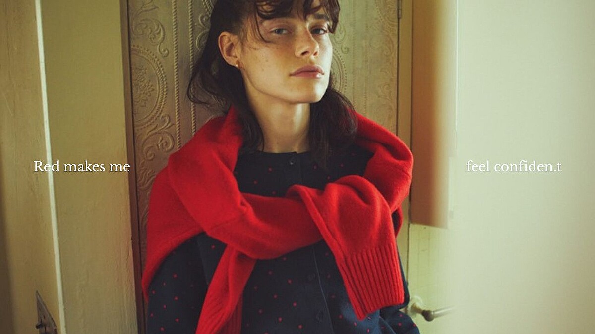 肩ひじ張らずキレイに見える「飾らない」赤の合わせ方