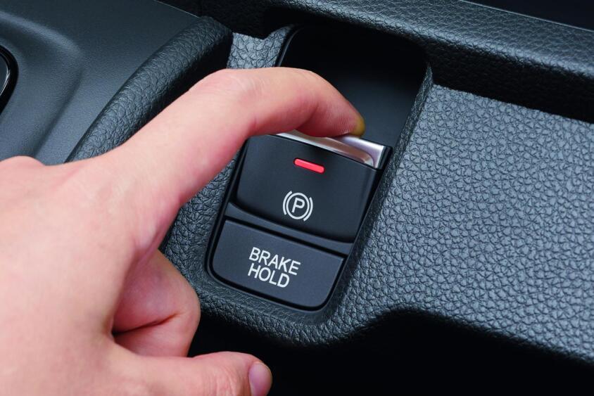 「電動パーキングブレーキ」による快適な運転っぷりに手放せなくなる人続出! 万能装備と思われがちだが「落とし穴」に要注意