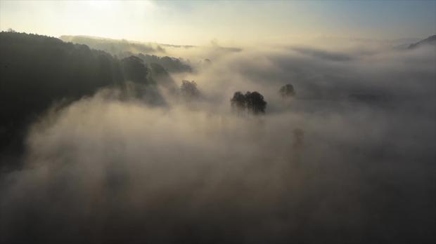 水面に映る貴州の雲海、山水画の朝