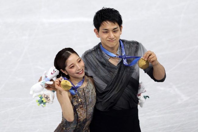 ミラノ・コルティナ五輪のペアで金メダルを獲得した三浦璃来・木原龍一組【写真：ロイター】