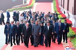 中国で行われた「抗日戦争・反ファシズム戦争勝利80周年記念式典」に参加した中朝露首脳ら（2025年9月4日付朝鮮中央通信）